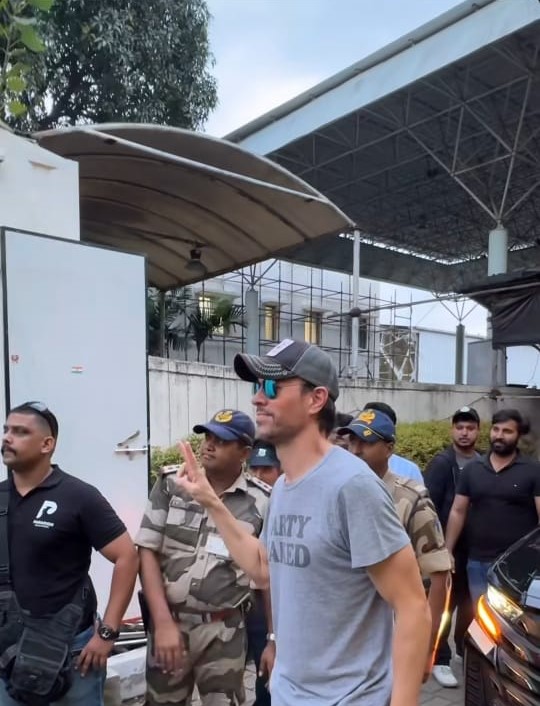 Enrique Iglesias ने मुंबई में दी धमाकेदार एंट्री — 13 साल बाद भारत वापसी, ‘Party Naked’ टी-शर्ट ने बटोरी सुर्खियाँ