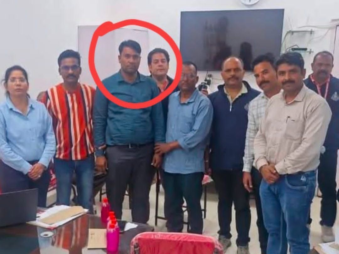 काली कमाई पड़ी भारी: मंदसौर डाकघर में EOW की छापेमारी, ₹15,000 रिश्वत लेते कर्मचारी रंगे हाथ गिरफ्तार