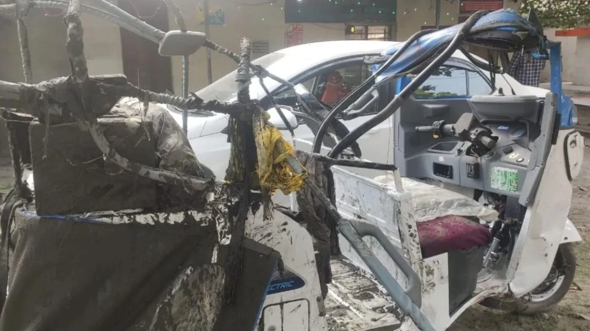 श्रद्धालुओं से भरा ऑटो अचानक नाले में गिरा, दर्दनाक हादसे में दो की मौत और नौ गंभीर रूप से घायल; इलाके में मचा हड़कंप