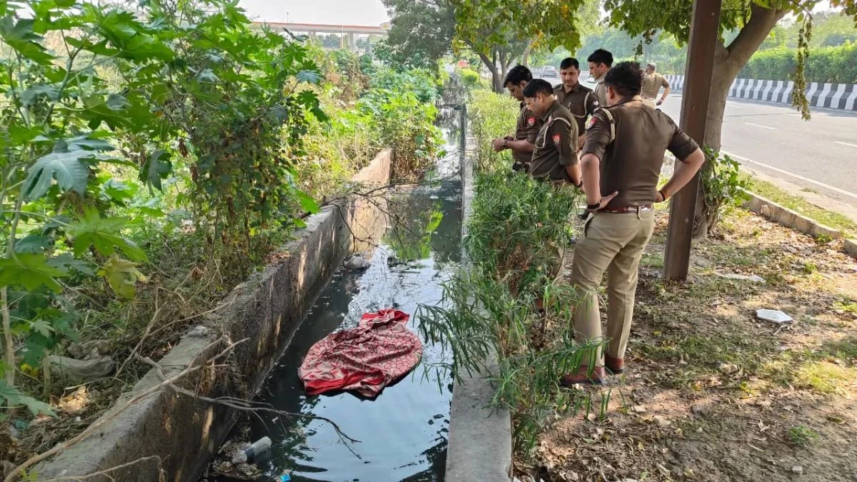 नोएडा में सिरकटी महिला की निर्वस्त्र लाश मिलने से सनसनी, पुलिस जांच में जुटी
