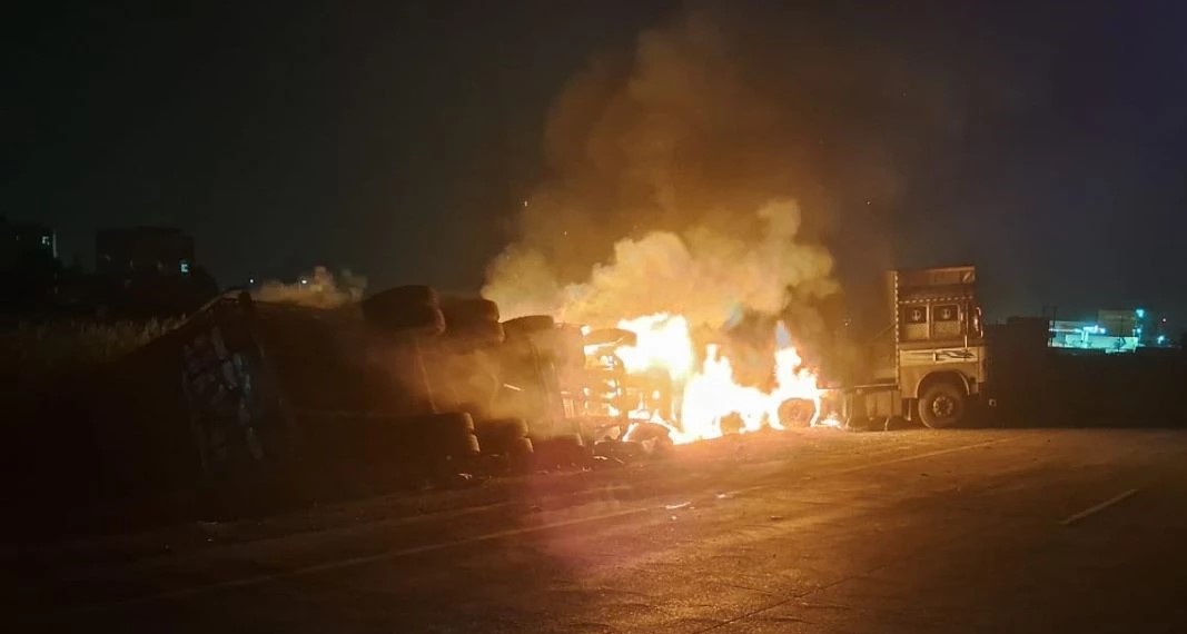 बिलासपुर बायपास पर तीन ट्रकों की टक्कर से लगी भीषण आग, दो ड्राइवर घायल