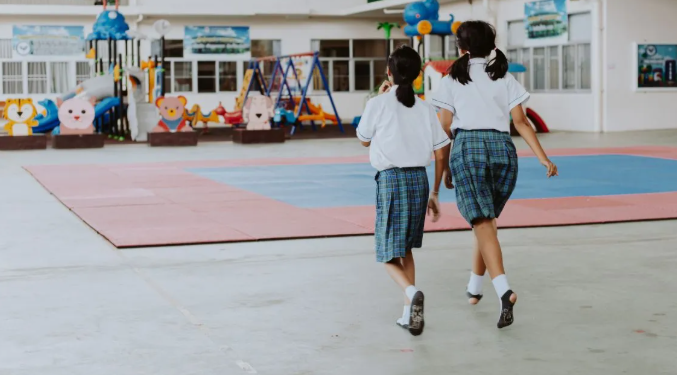 दिल्ली में प्रदूषण का कहर: GRAP-3 लागू, नर्सरी से कक्षा 5 तक के स्कूल हाइब्रिड मोड में चलेंगे