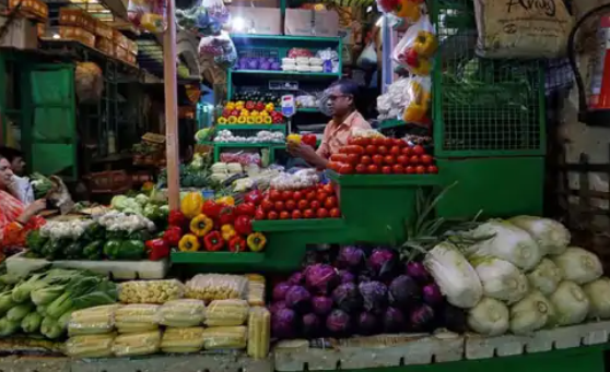 अक्टूबर में खुदरा महंगाई दर 1% से नीचे आने की संभावना, 20 जरूरी चीजों के दामों में 3.6% गिरावट; सब्जियां, दालें और चावल 51% तक सस्ते