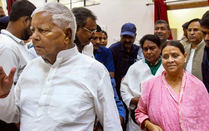 IRCTC घोटाला केस: लालू-राबड़ी देवी की याचिका खारिज, कोर्ट में रोजाना होगी सुनवाई