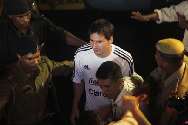 मेसी के जल्दी जाने से फैंस भड़के, कुर्सी-बोतलें फेंकीं; कोलकाता में हंगामा