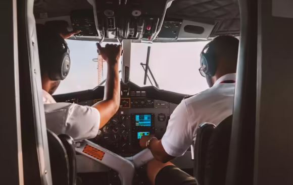 IndiGo Flight Chaos: DGCA ने Pilot Rest Rule हटाया, खुद के Inspectors से उड़ानों का संचालन