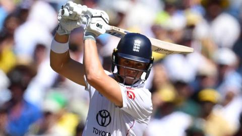 Ashes Test Live: Australia दूसरी पारी में 132 पर सिमटा, Woakes–Carse ने किया कमाल; England को 175 का Target