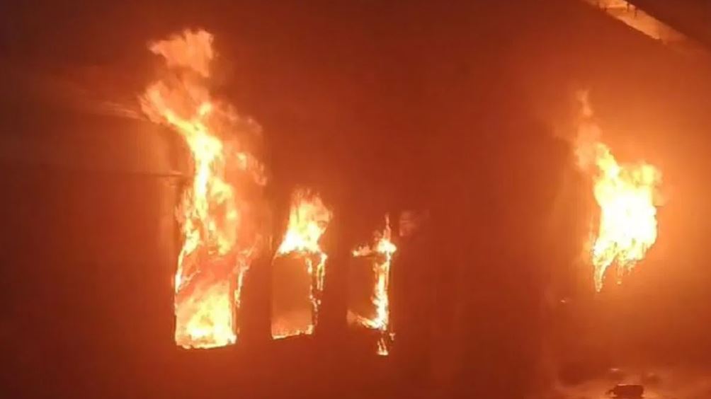 Andhra Pradesh Train Fire – यात्रियों ने चेन खींचकर रोकी ट्रेन, दो एसी कोच जलकर खाक