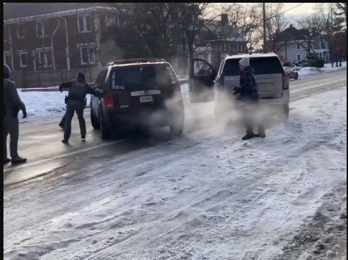 US Officer Shoots Woman Dead – अमेरिकी अधिकारी ने महिला को गोली मारी, मौत