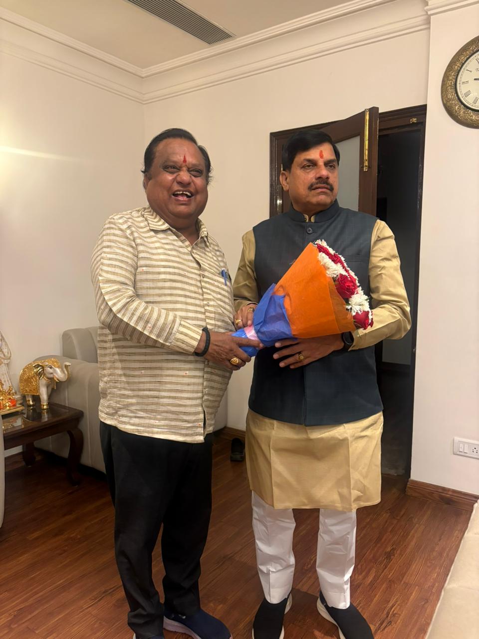 उज्जैन में मुख्यमंत्री डाॅ. मोहन यादव को जन्मदिवस पर नरेश शर्मा ने भेंट कर दी शुभकामनाएं