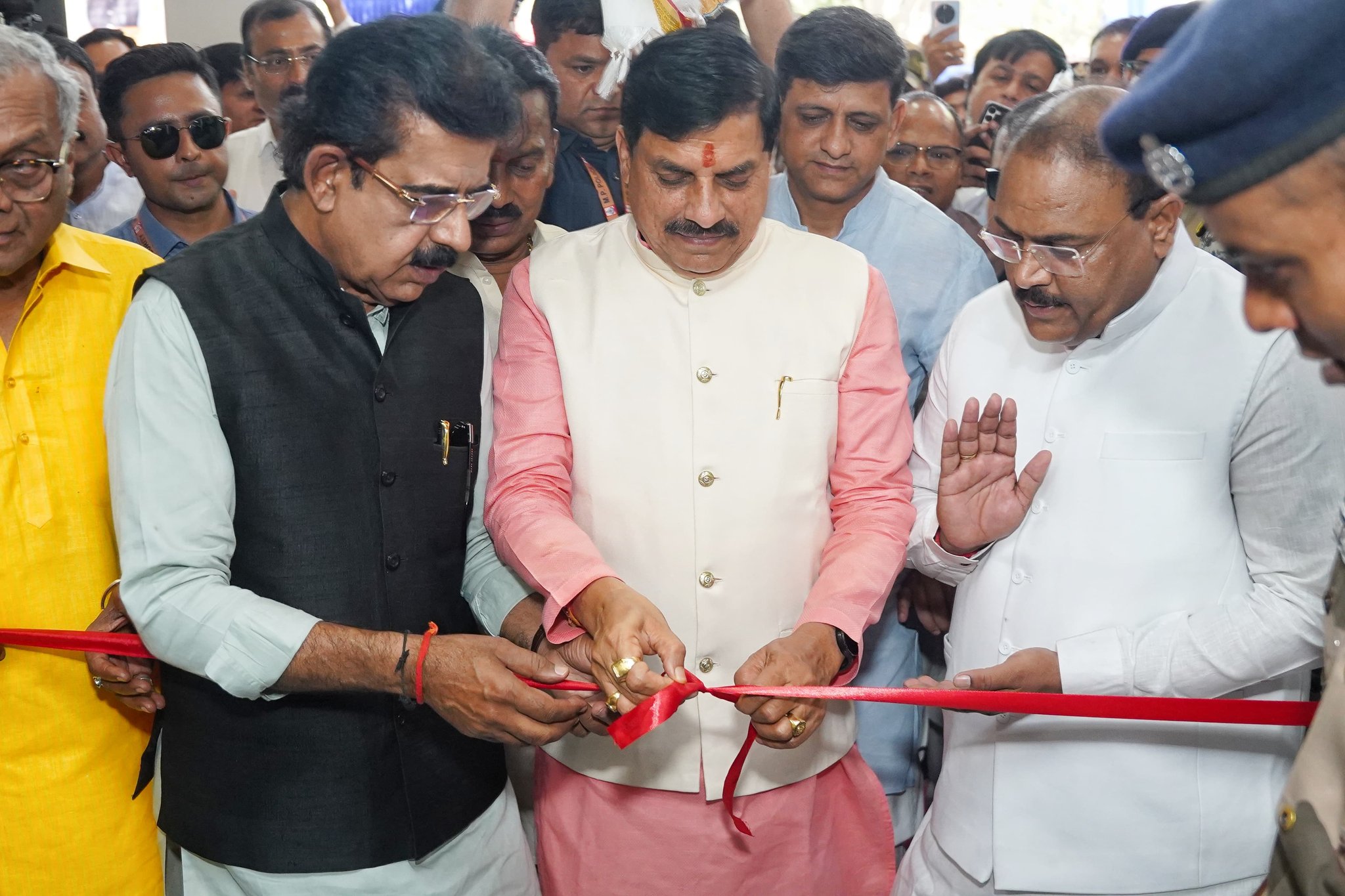 इंदौर में मुख्यमंत्री ने किया नए टर्मिनल का उद्घाटन: हवाई यात्रा होगी और भी सुगम