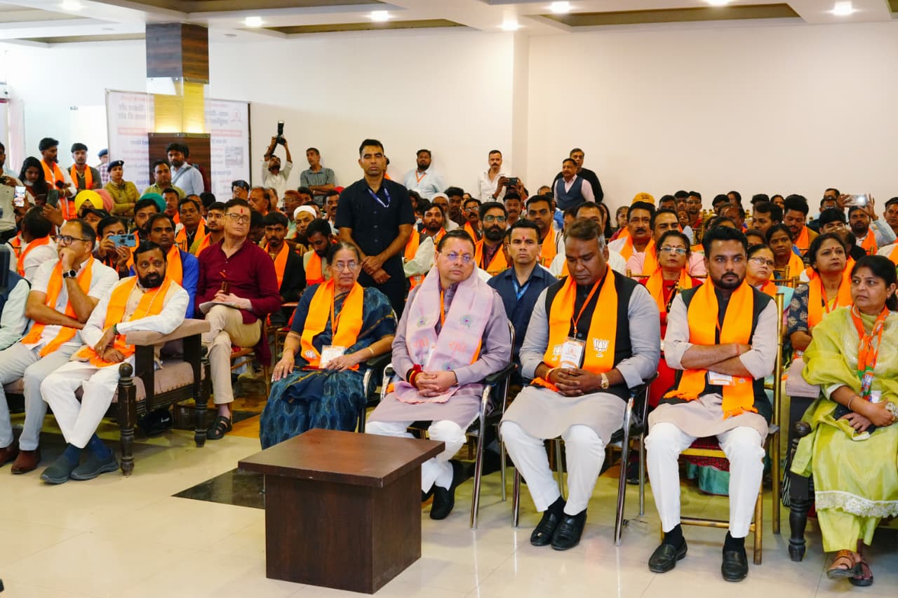 सीएम पुष्कार सिंह धामी ने ‘मन की बात’ 132वां एपिसोड सुना, पीएम मोदी के राष्ट्रनिर्माण और युवाओं के संदेश को सराहा