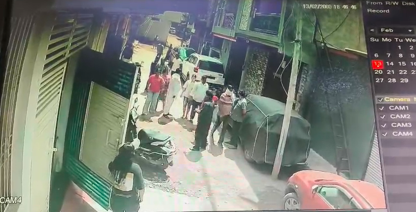 ग्वालियर: सड़क विवाद के दौरान पिता, मां और बेटियों के साथ मारपीट, वीडियो वायरल