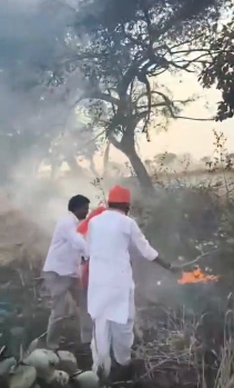 छतरपुर: मंत्री दिलीप अहिरवार ने दिखाया मानवीय चेहरा, किसान के खेत में लगी आग बुझाने पहुंचे