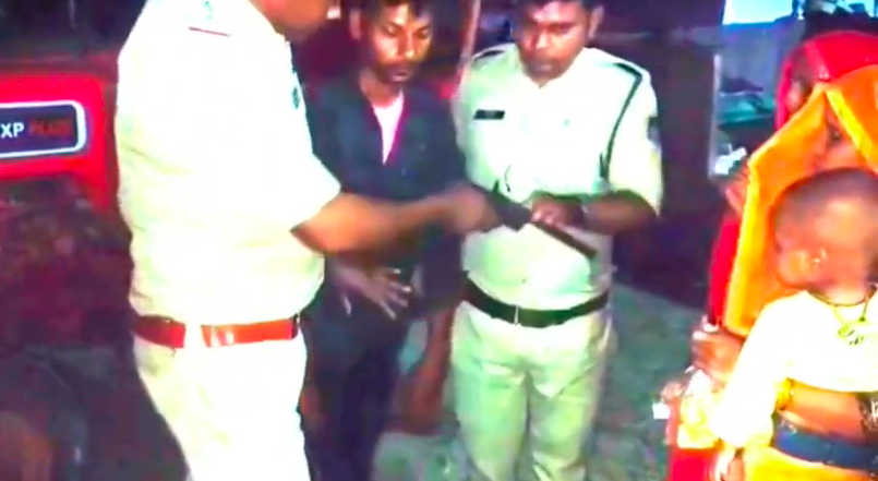 छतरपुर: रामनवमी जवारे विसर्जन के दौरान अवैध हथियार सहित संदिग्ध व्यक्ति गिरफ्तार