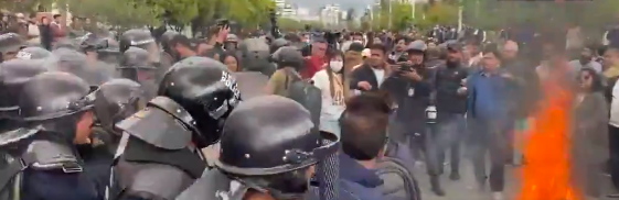 काठमांडू: पूर्व प्रधानमंत्री के.पी. शर्मा ओली की गिरफ्तारी पर समर्थकों का विरोध प्रदर्शन