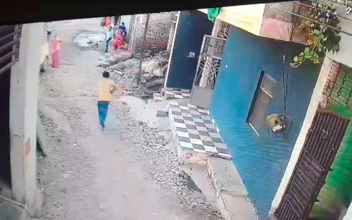 ग्वालियर: मुखबिरी के शक में पड़ोसी ने की गोलीबारी, सीसीटीवी में कैद हुई घटना