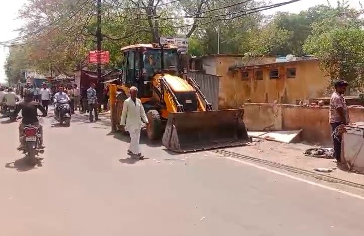 निवाड़ी में सामुदायिक स्वास्थ्य केंद्र के पास अवैध गुमटीयां हटाई गईं