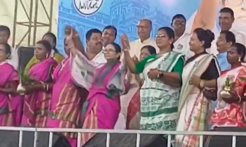 बांकुरा में TMC की चुनावी रैली में सीएम ममता बनर्जी ने किया डांस, जनता ने किया जोरदार स्वागत