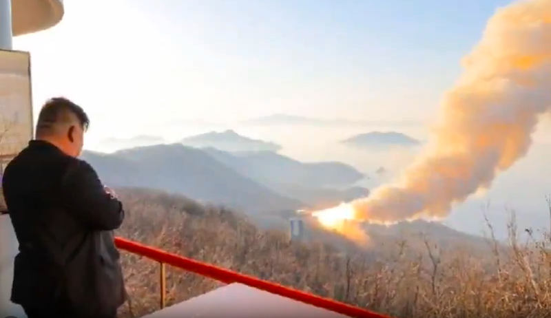 उत्तरी कोरिया ने ठोस ईंधन वाले मिसाइल इंजन का परीक्षण किया, किम जोंग उन ने सैन्य ताकत का प्रदर्शन