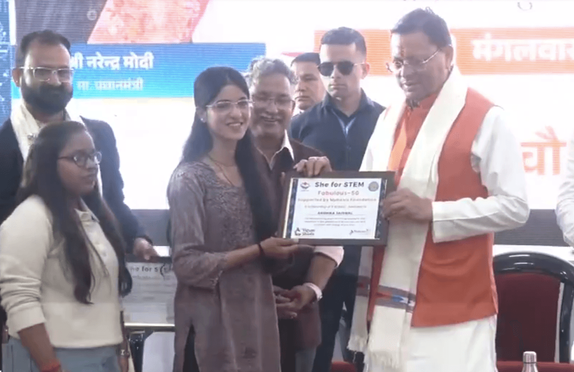 चंपावत में मेधावी छात्राओं को छात्रवृत्ति और लैपटॉप वितरित, मुख्यमंत्री पुष्कर सिंह धामी हुए शामिल