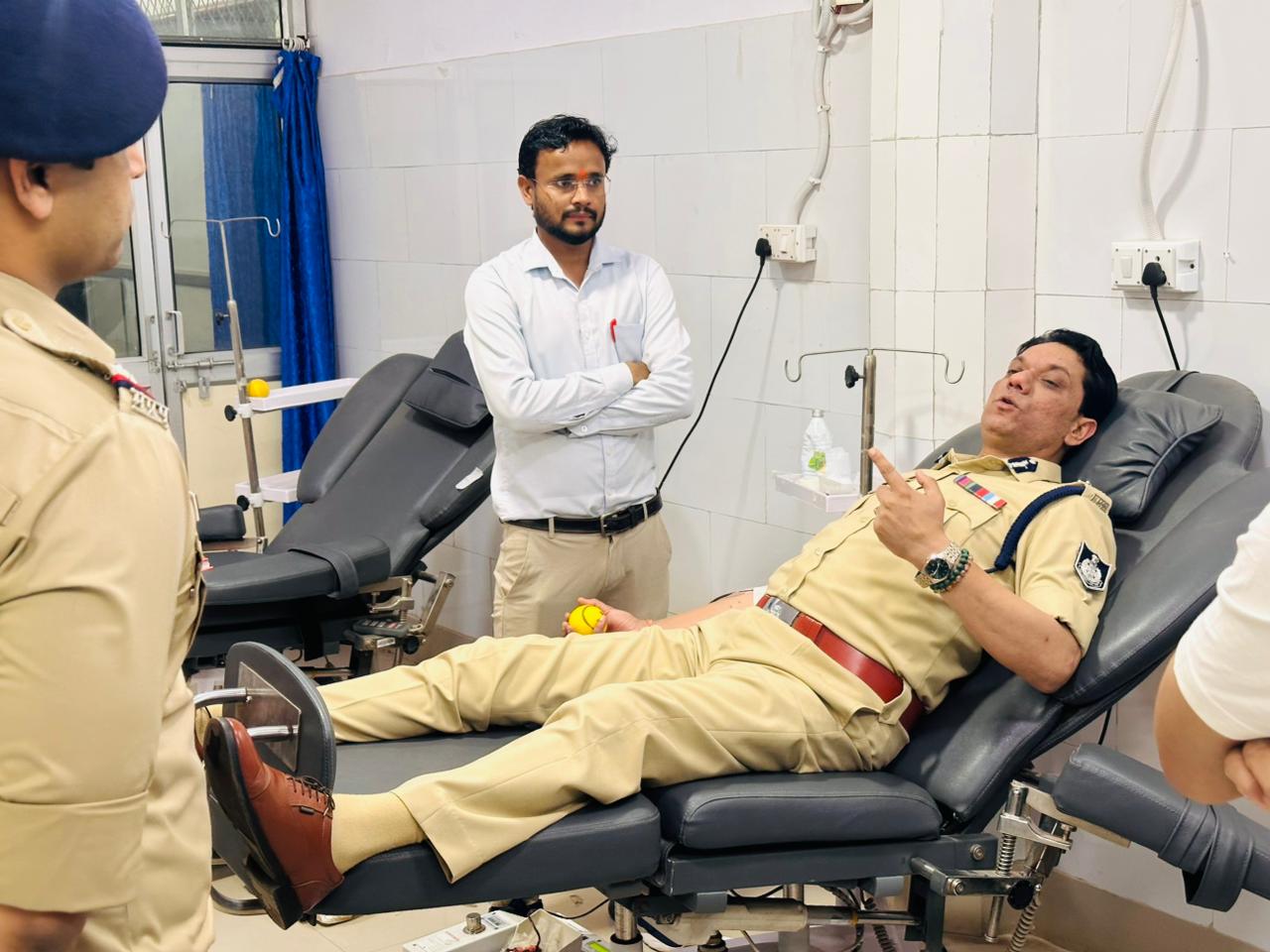 रीवा: पुलिस अधिकारी ने मानवता की मिसाल पेश की; आईजी गौरव सिंह राजपूत ने किया रक्तदान