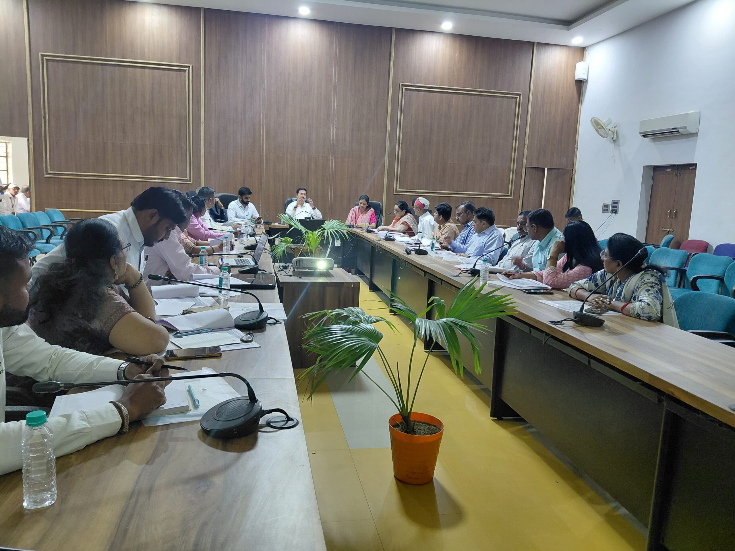 खंडवा में मिशन वात्सल्य की समीक्षा बैठक: बाल संरक्षण योजनाओं की प्रगति पर जोर