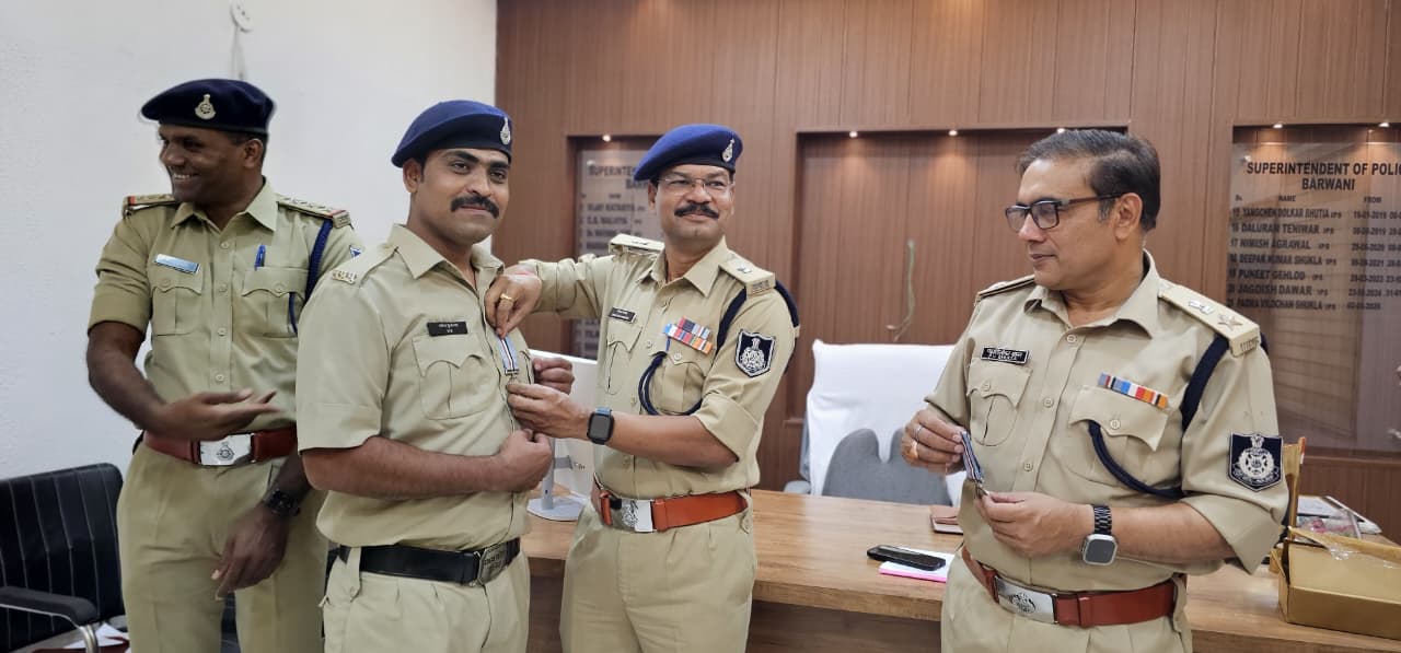 बड़वानी में आजादी की 75वीं वर्षगांठ पर पुलिस कर्मियों का भव्य सम्मान समारोह