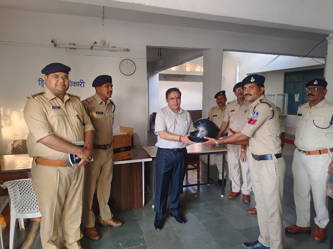 बड़वानी: पुलिसवालों के लिए 1 अप्रैल से हेलमेट अनिवार्य, नियम तोड़ा तो खुद SP काटेंगे चालान