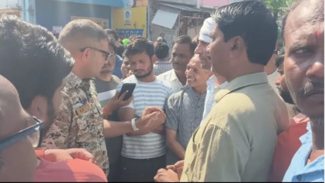 टीकमगढ़ में गैस एजेंसी के बाहर हंगामा, ब्लैक में सिलेंडर बेचने के आरोप; सड़क जाम के बाद पुलिस ने संभाला मामला