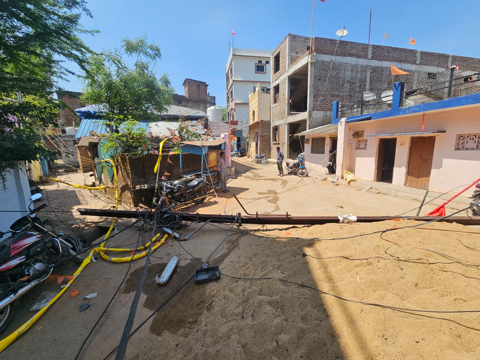 हेडलाइन: बैतूल में चालू लाइन के बीच गिरा बिजली का पोल, बड़ा हादसा टला