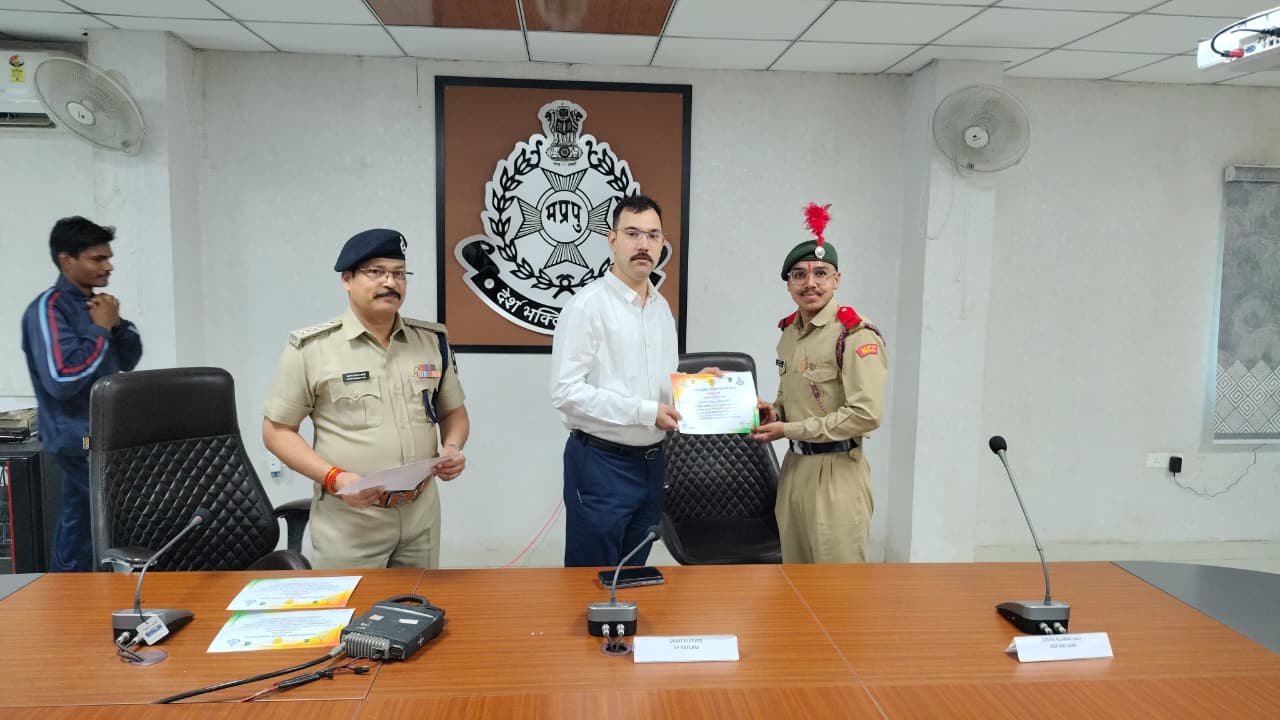 हेडलाइन: रतलाम में ट्रैफिक मित्रों का सम्मान, एसपी ने प्रशंसा पत्र देकर बढ़ाया हौसला