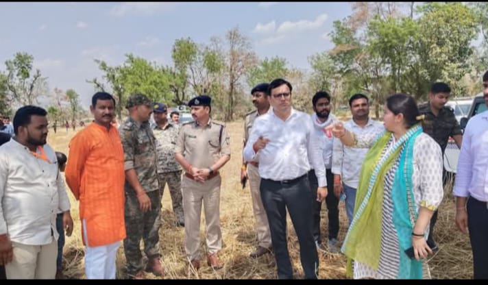 टीकमगढ़: कलेक्टर और पुलिस अधीक्षक ने किया आगजनी प्रभावित किसानों की फसलों का निरीक्षण