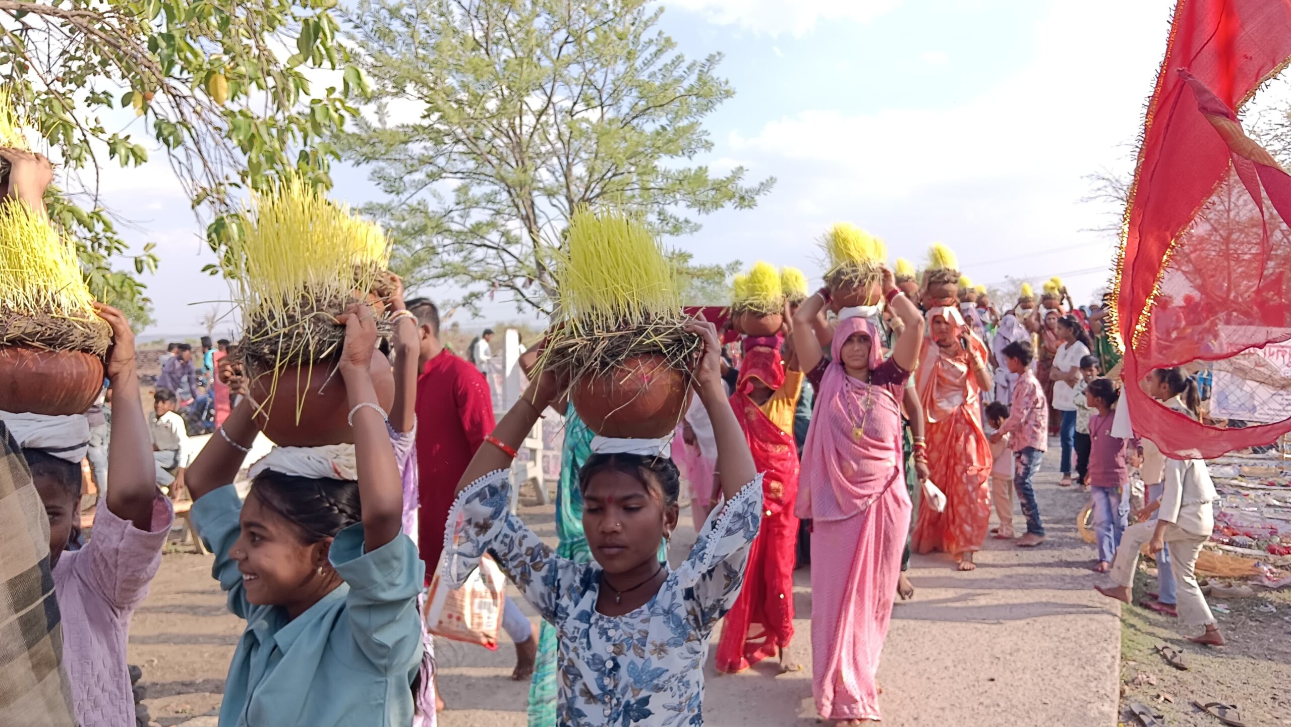 बनवार: मां मटैना शक्ति धाम में नवरात्रि की नवमी पर उमड़ा भक्तों का सैलाब