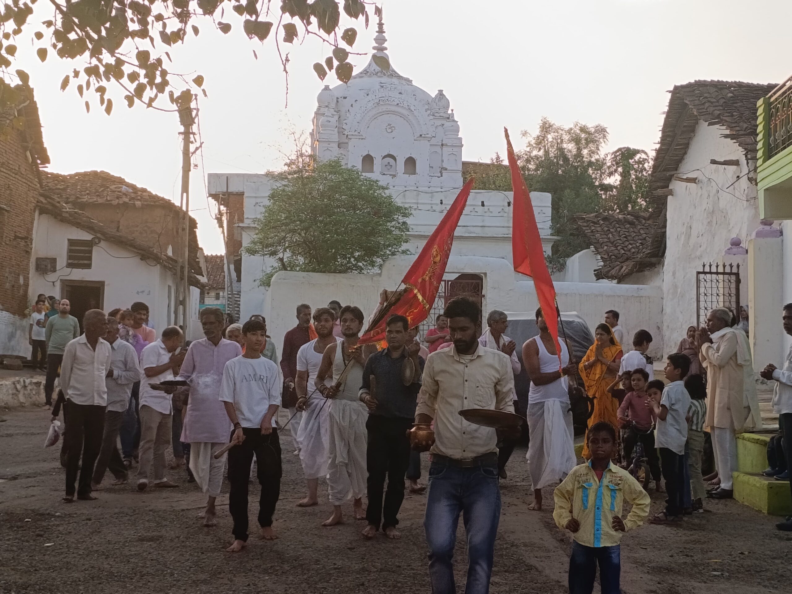 जबेरा: सिद्ध पीठ नरसिंह देवालय से निकली भव्य शोभायात्रा; नगर में “जय माता दी” की गूंज