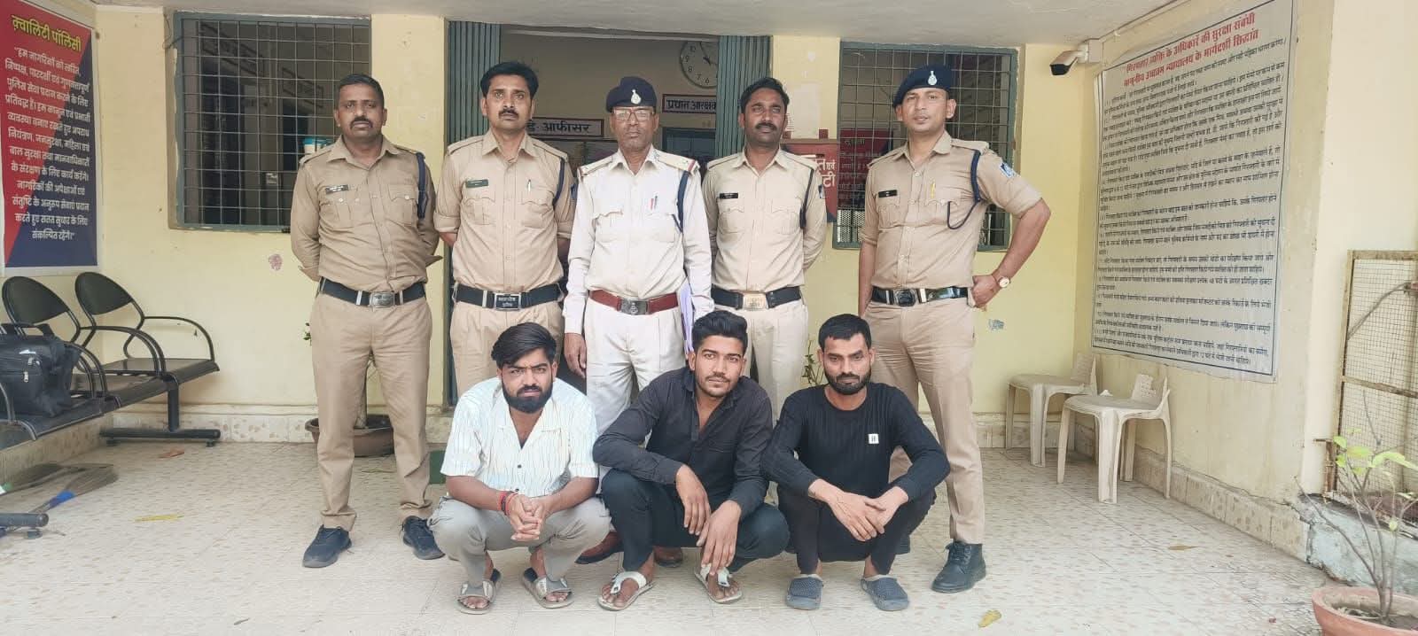 छतरपुर पुलिस की बड़ी कार्रवाई: अवैध मादक पदार्थों के साथ तीन गिरफ्तार, एक फरार