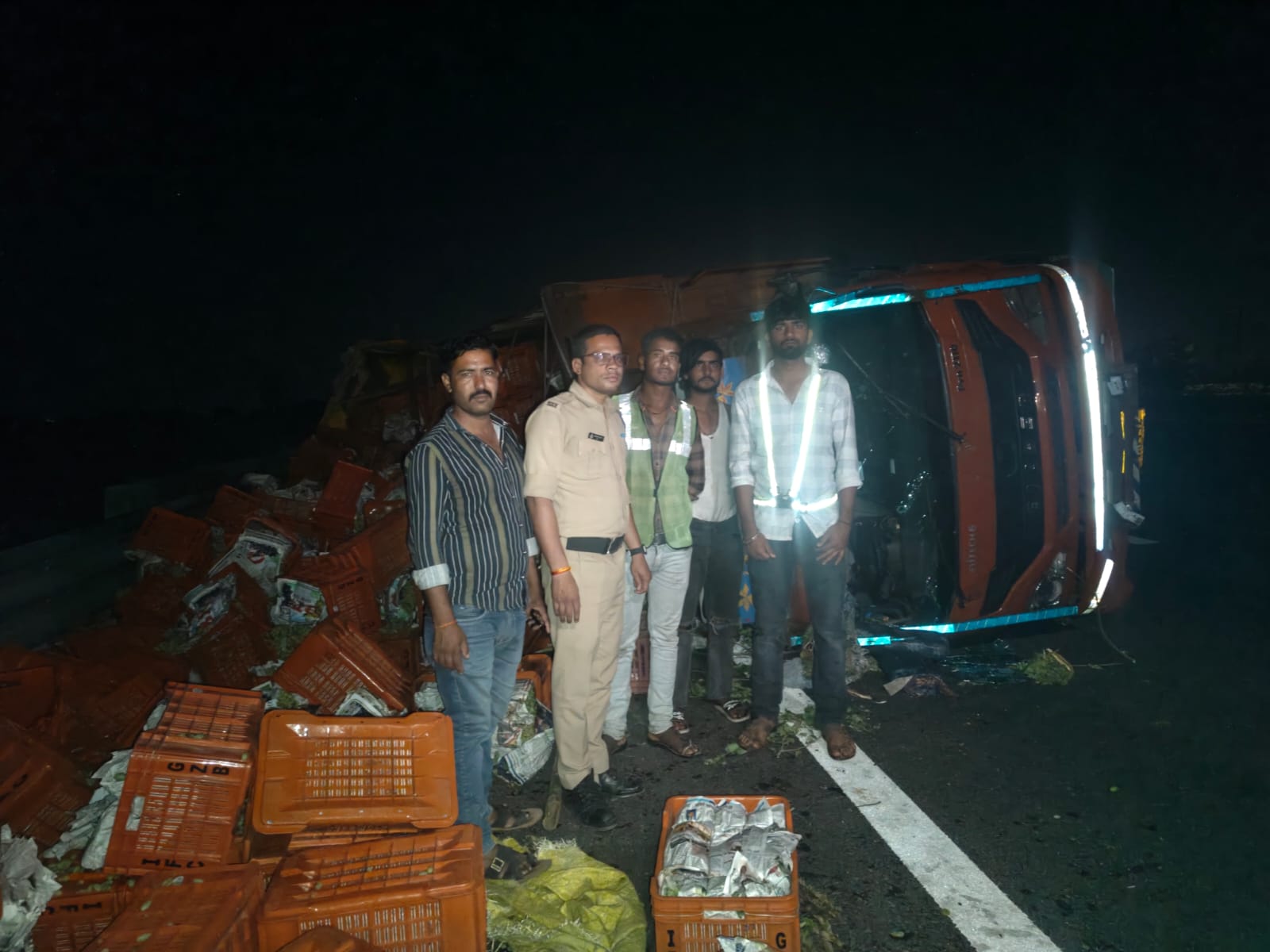 रतलाम में हादसा: अंगूर से भरा ट्रक पलटा, पुलिस की सूझबूझ से यातायात बहाल