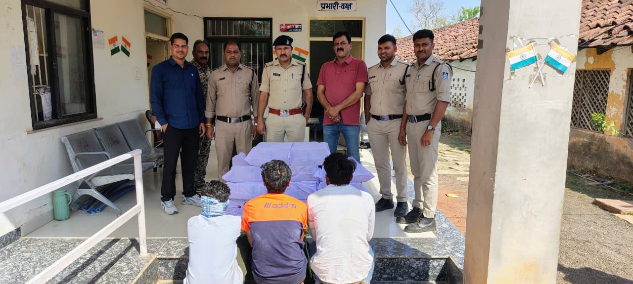 सागर में अवैध शराब पर पुलिस की बड़ी कार्रवाई: ट्रैक्टर-ट्रॉली से 120 लीटर शराब जब्त, 3 तस्कर गिरफ्तार