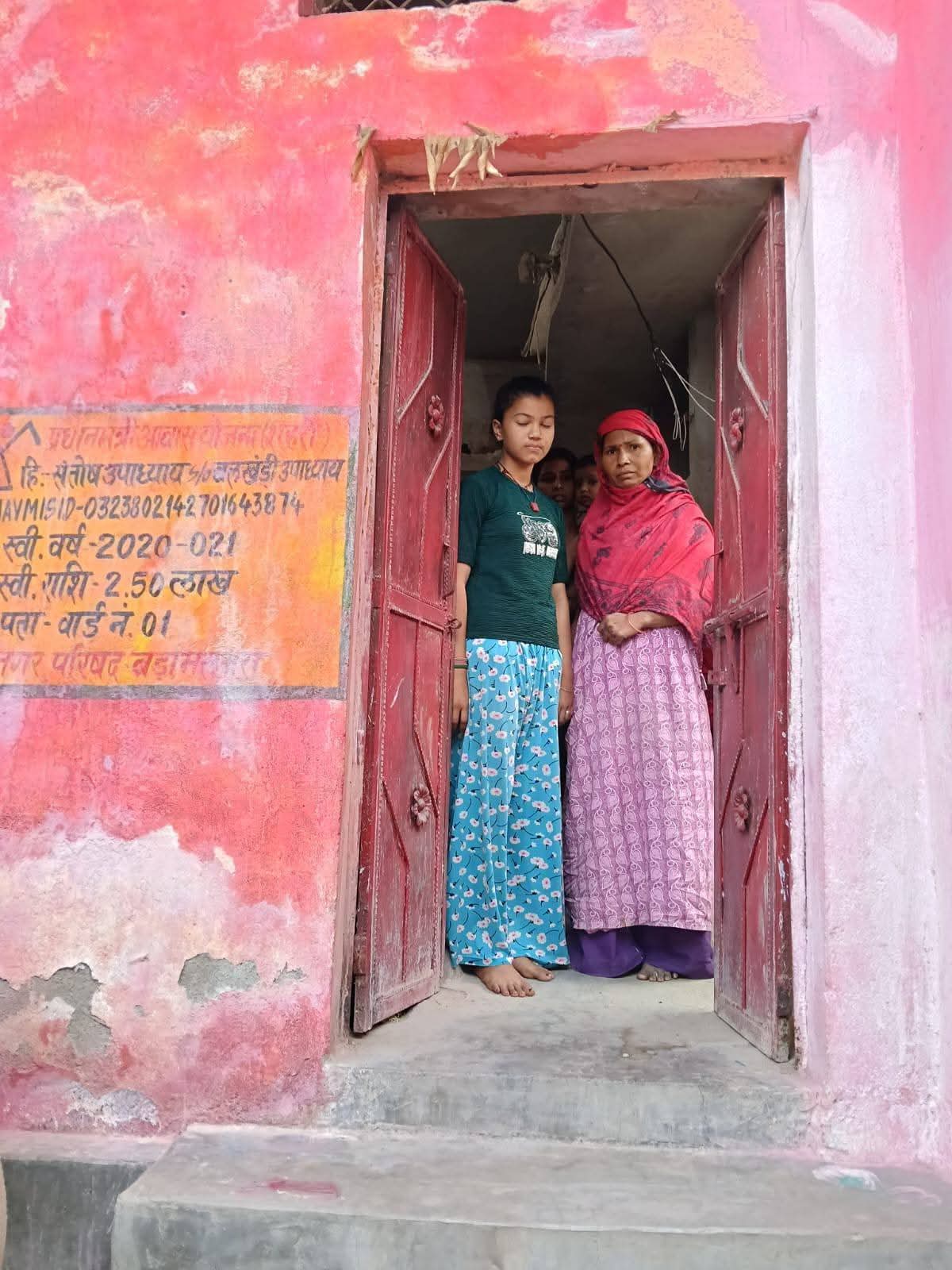 छतरपुर में दिल दहला देने वाली घटना: पिता ने पत्नी-बेटियों को कमरे में किया बंद, फिर खुद को फांसी पर लटकाया