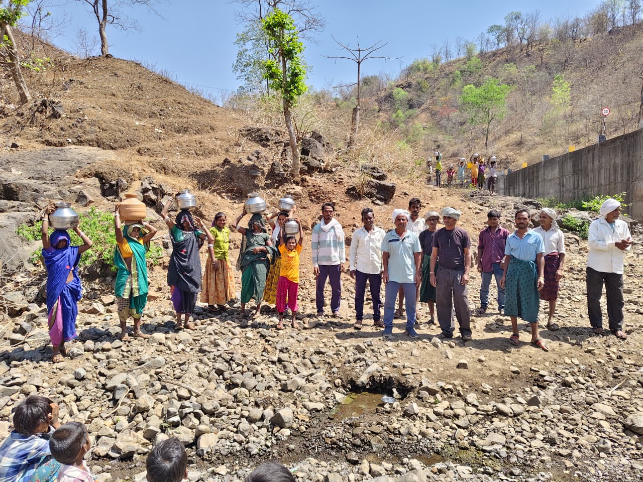 बड़वानी: जल संकट से जूझ रहे ग्रामीण, गंदे पानी पर निर्भर