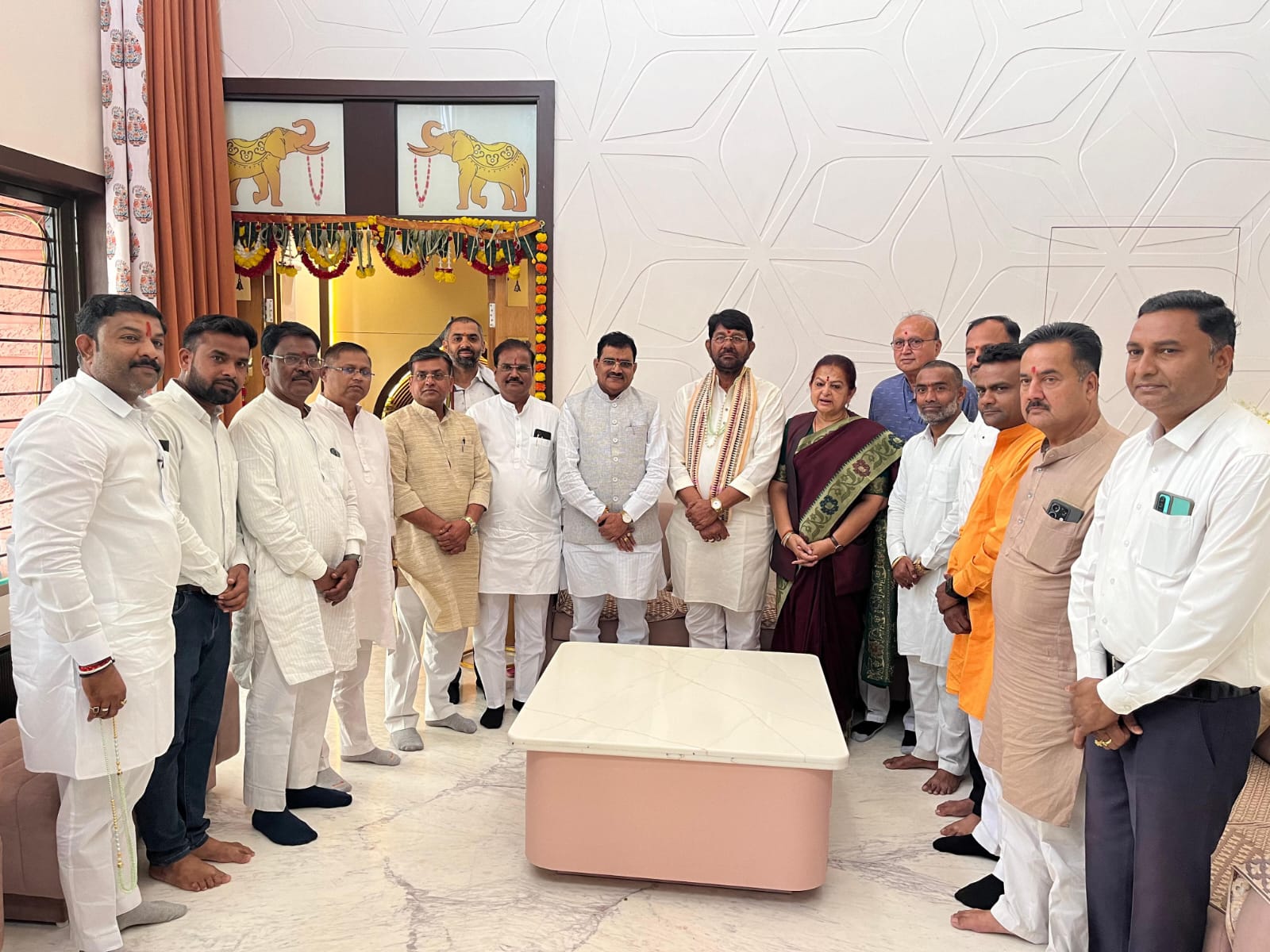 बुरहानपुर: मंत्री लखन पटेल के दौरे ने बढ़ाई राजनीतिक सरगर्मी; सांस्कृतिक जुड़ाव बना खास क्षण