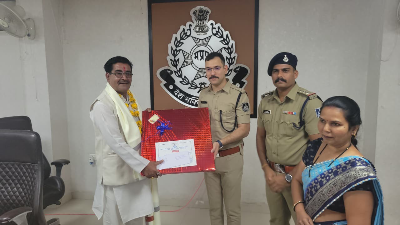 रतलाम: पुलिस विभाग के दो अधिकारियों को सम्मानपूर्वक विदाई