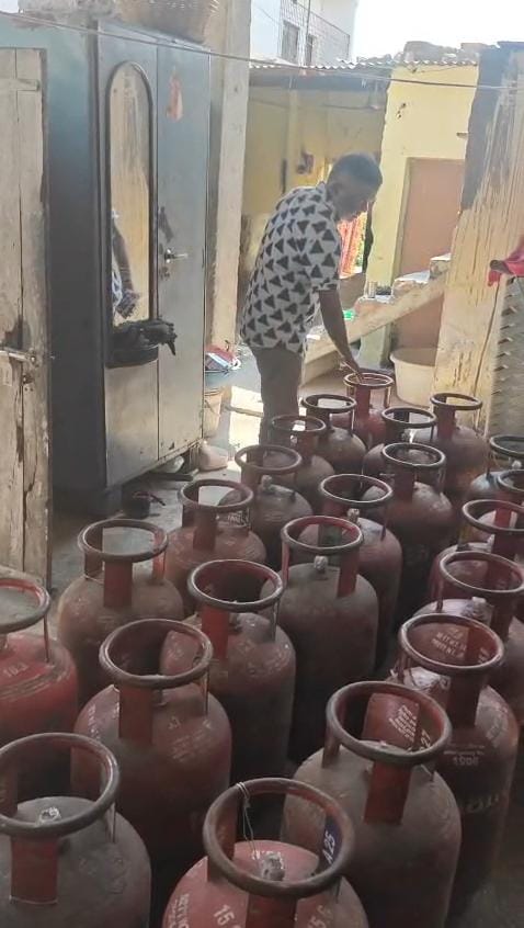 भोपाल में खाद्य विभाग का ताबड़तोड़ एक्शन, एक घर से 50 अवैध LPG सिलेंडर किये जब्त