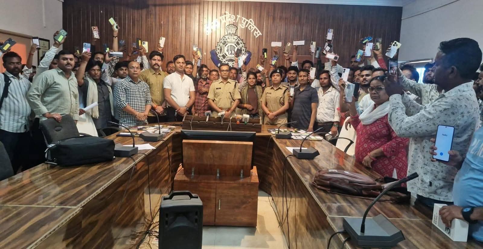 छतरपुर: ‘ऑपरेशन विश्वास’ के तहत गुमशुदा मोबाइल फोन बरामद, वास्तविक मालिकों को सौंपे जा रहे