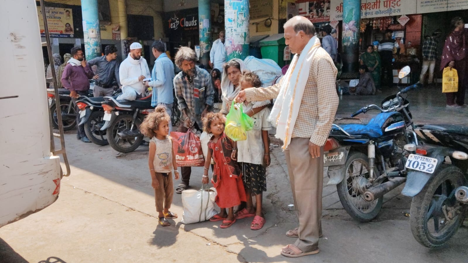 खंडवा: भूख से तड़पते तीन बच्चों की मदद के लिए समाजसेवी बने फरिश्ते, महावीर जयंती पर मिली राहत