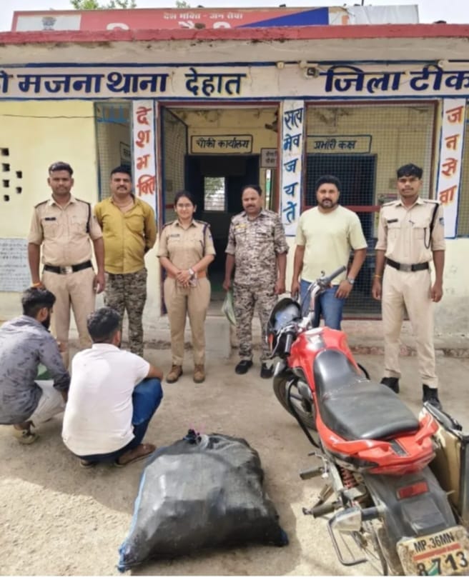 टीकमगढ़ में अवैध शराब पर पुलिस का शिकंजा: 320 क्वार्टर और बाइक जब्त, दो आरोपी गिरफ्तार