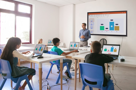 क्या AI शिक्षकों का कागजी काम कम कर उन्हें पढ़ाने पर ज्यादा समय देगा? | Will AI Help Teachers Spend Less Time on Paperwork and More on Teaching?