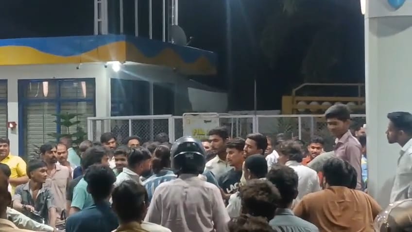 इंदौर में ईंधन संकट की अफवाह: पेट्रोल पंपों पर उमड़ी भीड़, पुलिस की निगरानी में जारी वितरण
