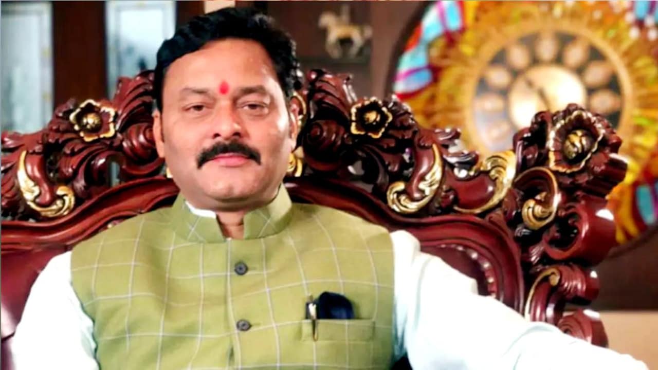 राजनीति के ‘शिखर’ और जनसेवा के ‘पर्याय’: क्या अपनों की ही घेराबंदी का शिकार हो रहे हैं जननायक संजय पाठक?