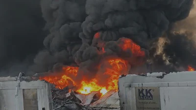 भिवंडी में केमिकल फैक्ट्री और ऑयल गोदाम में भीषण आग; दूर-दूर तक दिखा काला धुआं
